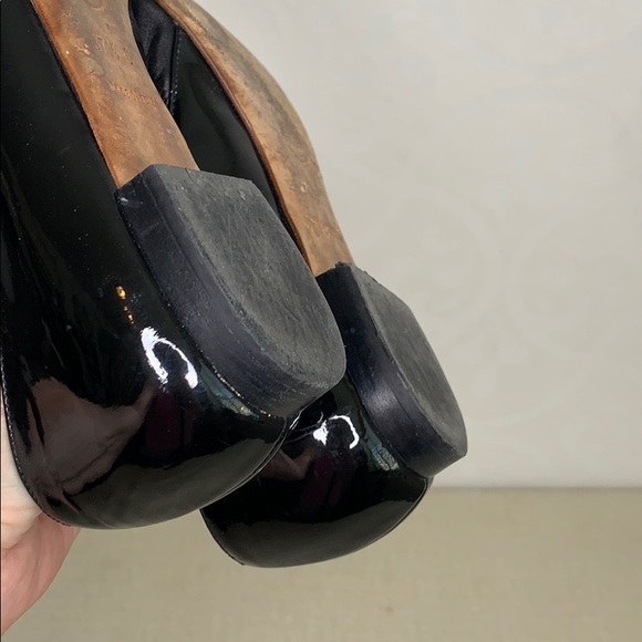 CHANEL BLACK LEATHER AND PATENT BALLET SLIPPERS - Picture 13 of 16